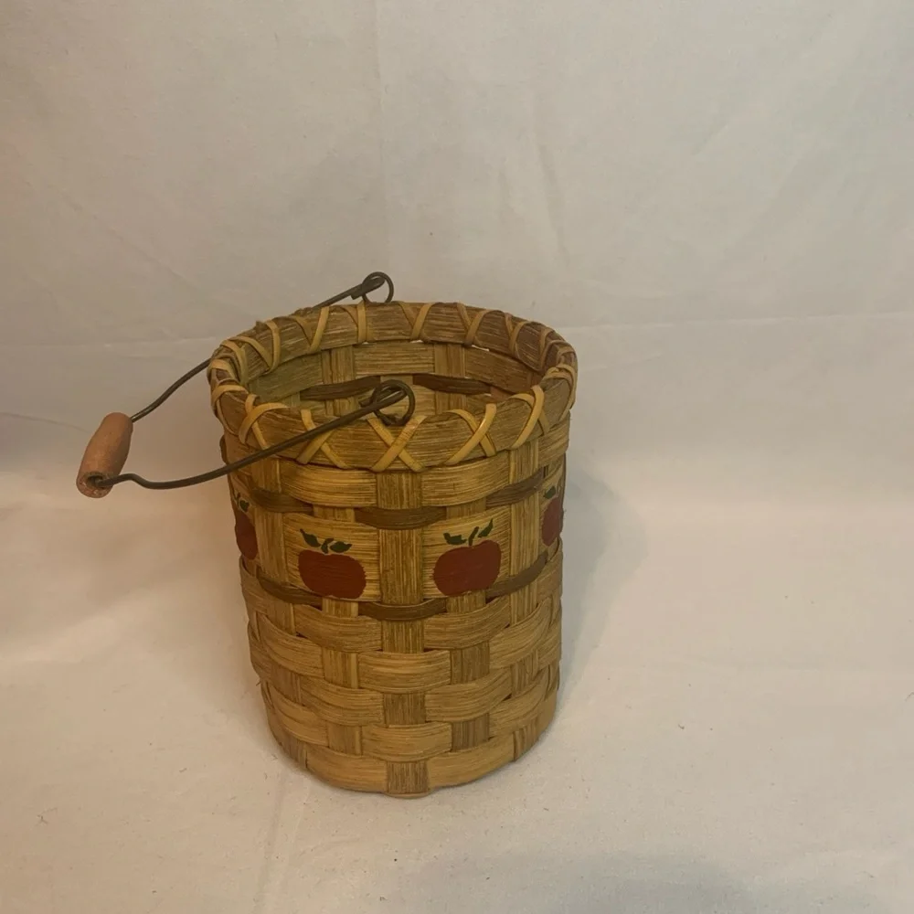 Small Round Apple Basket with Handle